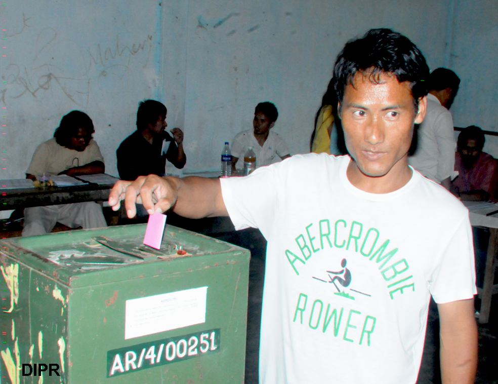 Voter casting his vote at ME School Tigdo:16/05/2013
